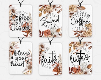 Può includere: Sei deodoranti per ambienti rettangolari con cordini neri. Ognuno presenta un design floreale e un testo motivazionale come "I run on coffee and Jesus" e "Jesus saved my life." La parte inferiore dell'immagine recita "DIGITAL DOWNLOAD."