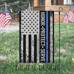 Op de afbeelding: Een tuin vlag met een verweerd Amerikaans vlag ontwerp en een dunne blauwe lijn. De tekst "HONOR - PROTECT - SERVE" is verticaal gedrukt aan de rechterkant van de vlag.