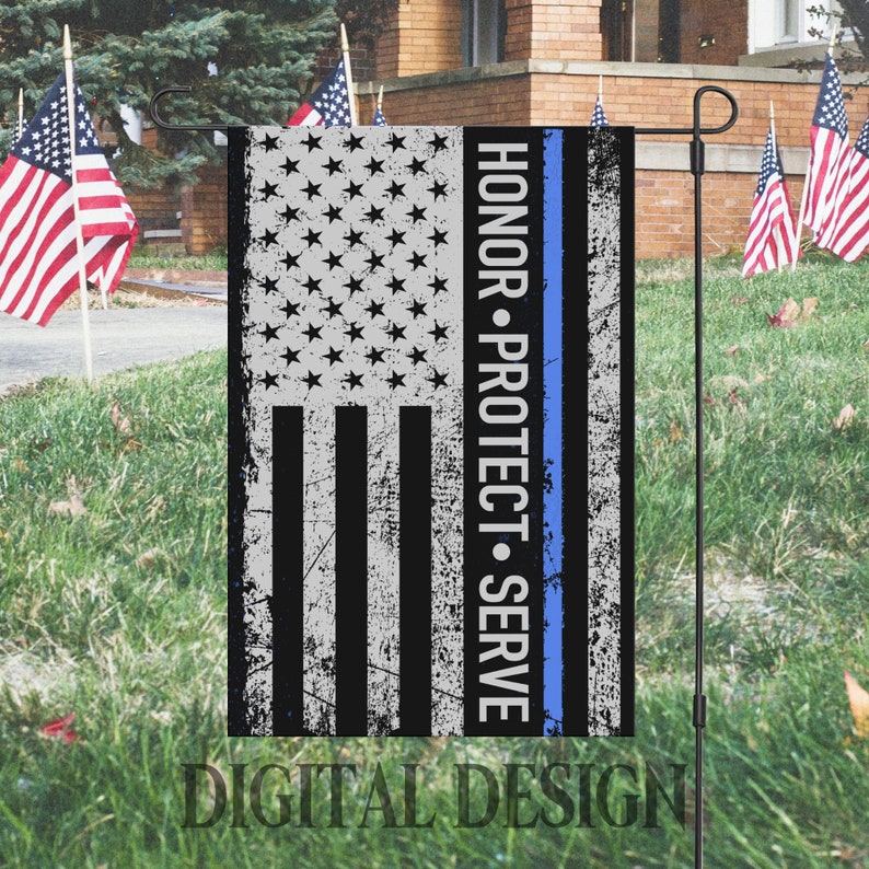 Op de afbeelding: Een tuin vlag met een verweerd Amerikaans vlag ontwerp en een dunne blauwe lijn. De tekst "HONOR - PROTECT - SERVE" is verticaal gedrukt aan de rechterkant van de vlag.