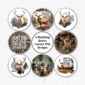Può includere: Otto sottobicchieri rotondi con disegni a tema caccia. Ogni sottobicchiere presenta una citazione diversa sulla caccia, un cervo e uno sfondo mimetico. Le citazioni includono "Stagione di caccia al cervo", "La caccia è la mia stagione preferita", "Se sto cacciando, sono felice", "La caccia è la mia stagione preferita", "Nato per cacciare, costretto a lavorare", "La vita è migliore nel bosco", e altro ancora.