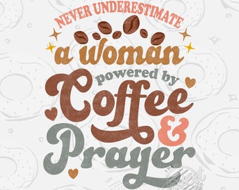 Puede incluir: Gráfico de descarga digital con el texto "Never Underestimate a Woman Powered by Coffee & Prayer" en una fuente retro. El diseño incluye granos de café y corazones en tonos marrón, melocotón y gris.
