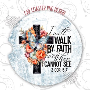 Op de afbeelding: Een witte auto-onderzetter met een blauwe en witte verweerde achtergrond. In het midden bevindt zich een zwart kruis met een vlinder en bloemen. De tekst "I will walk by faith even when I cannot see 2 Cor. 5:7" is in het zwart geschreven.