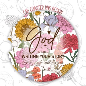 Op de afbeelding: Een ronde witte auto-onderzetter met een bloemenpatroon. De tekst "God is still writing your story. Stop trying to steal the pen." is geschreven in zwart cursief schrift.