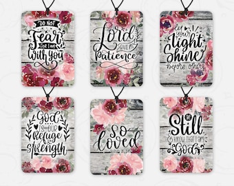 Può includere: Sei deodoranti per ambienti rettangolari con cordini neri. Ognuno presenta un design floreale con fiori rosa e bordeaux su uno sfondo di venature del legno grigio. Ognuno ha una citazione ispiratrice diversa in scrittura nera.