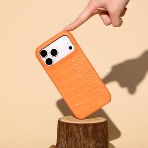 Capa para iPhone em tom laranja cremoso com textura de crocodilo | Capa para iPhone 17, 16, 15 e outros | Capas personalizadas para celular | Presente para ele/ela