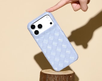 Large coque pour iPhone tissée en cuir bleu crème | Housse de téléphone premium à motif tressé | Étui de protection mince | Accessoire de téléphone minimaliste élégant