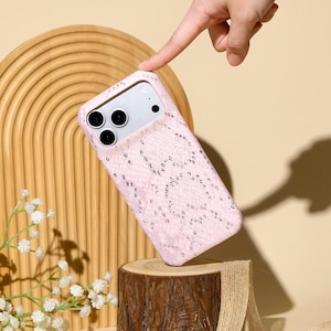 ライトピンクのヘビの鱗模様のスマホケース｜ヴィーガンレザー製iPhoneカバー｜スタイリッシュな保護ケース｜彼女へのおしゃれなギフト