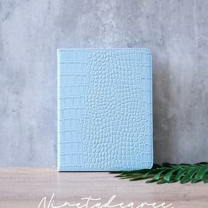 Crèmeblauwe leren iPad-hoes met krokodillenprint, iPad Pro 2022/21, iPad Air 2024, iPad Air 5,4,3,2,1, iPad 2022-19, iPad 2018/17, iPad mini6-4