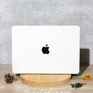Funda elegante de piel con estampado de cocodrilo blanco para MacBook / Funda antigolpes / MacBook Pro/Air 12/13/14/15/16 / Funda para M1/M2/M3/M4 (2018-2023)