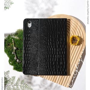 Zwarte leren iPad-hoes met krokodillenprint, iPad Pro 2025/22/21, iPad Air 2025/24, iPad Air 5,4,3,2,1, iPad 2022-19 iPad 2018/17 iPad mini6-4