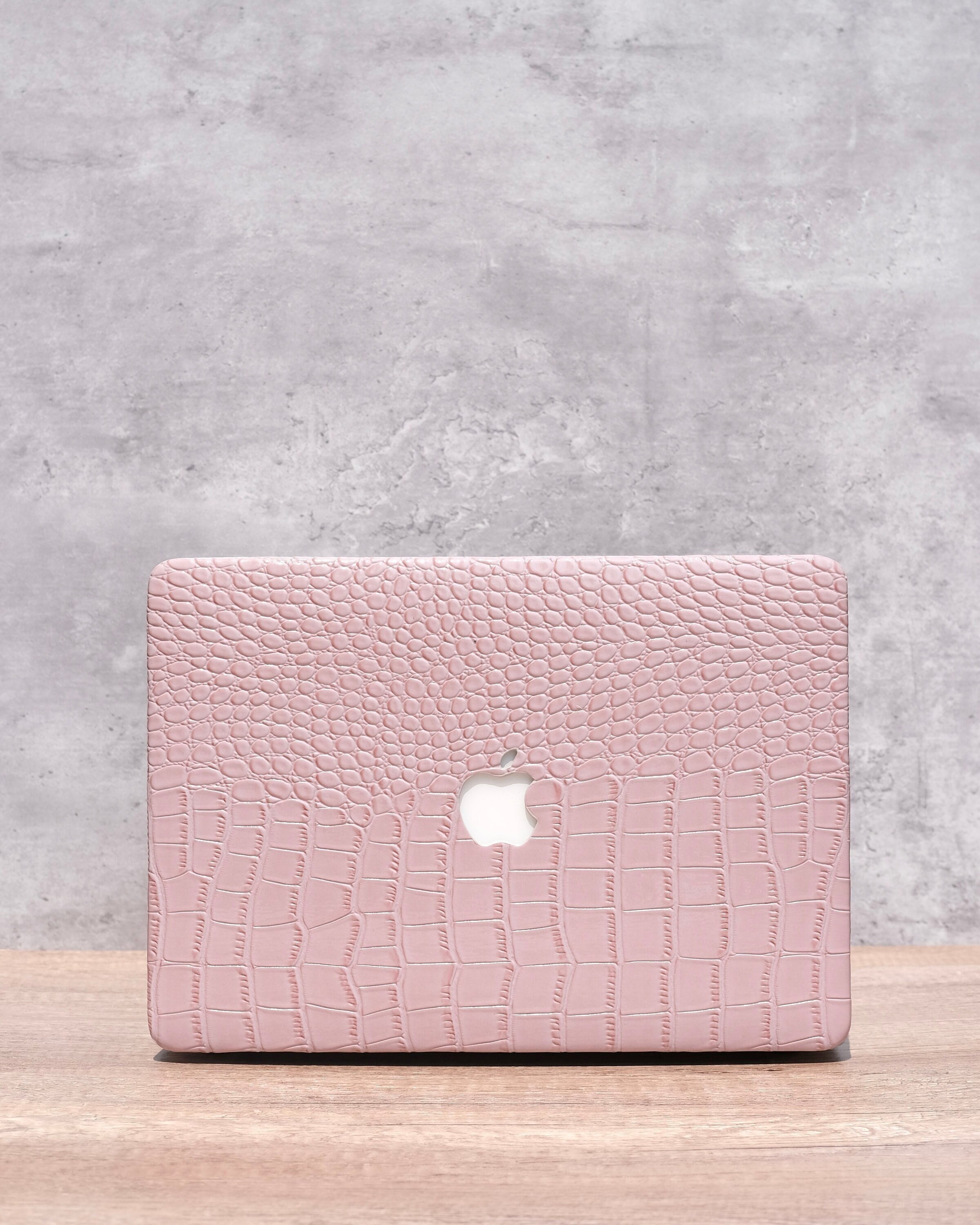 LEATHER QUILTED MAC COVER BUBBLEGUM PINK LEATHER QUILTED MAC COVER BUBBLEGUM PINK