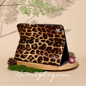 Veganskt leopardmönstrat iPad-skal | Wild Chic konstläderfodral för iPad Pro 11/Air 10.9 | Stötsäkert fodral | Fodral med pennhållare