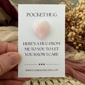 Tarjeta de regalo con forma de corazón de cristal de cuarzo rosa Pocket Hug - Tarjeta de regalo con forma de corazón de cristal de cuarzo rosa Pocket Hug - Recuerdo de cristal de cuarzo rosa