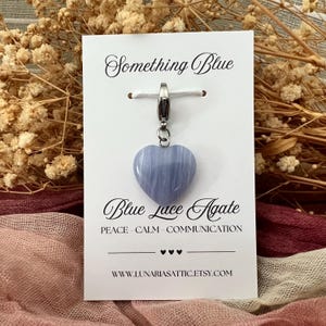 Algo azul para a noiva Charme de buquê de coração de cristal - Charme de buquê de ágata de renda azul Lembrança de casamento Presente de cristal
