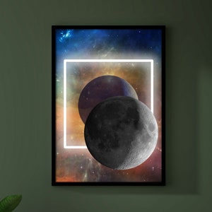 Two Moon è una stampa 24x36 su carta giclée che dona un tocco retrò e celestiale. Questa grande decorazione da parete può essere collocata in casa o in ufficio.