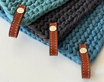 Colorful, trendy pot holder hand-knitted from 100% cotton with removable brown leather straps