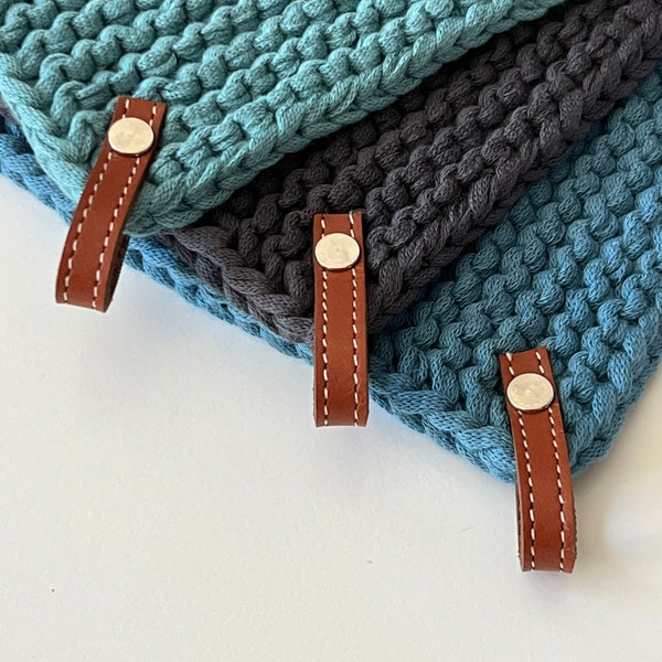 Colorful, trendy pot holder hand-knitted from 100% cotton with removable brown leather straps