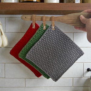 Farbenfroher handgestrickter Topflappen aus Baumwolle mit abnehmbarem Korkriemen, ein funktionales und stilvolles Detail für die Küche