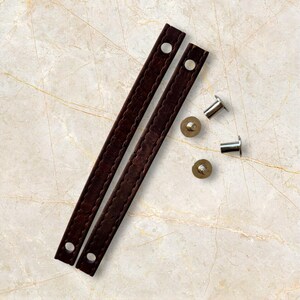 Korkaufhänger für Topflappen - 2 dunkelbraune Korkriemen mit Buchbinderschrauben, zum Aufhängen von selbstgemachten Topflappen - DIY-Zubehör