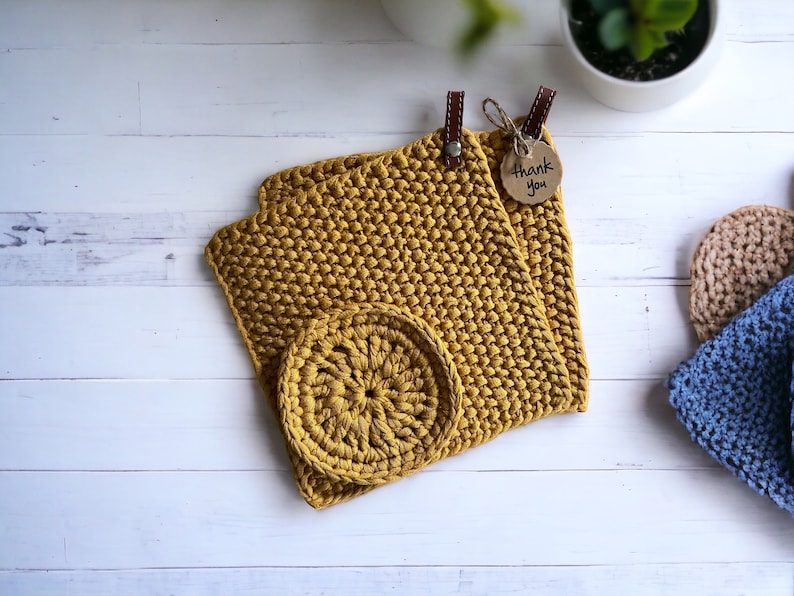 Farbenfroher trendiger Topflappen handgestrickt aus 100 % Baumwolle mit abschraubbaren Lederriemen zum Aufhängen Curry-Gelb