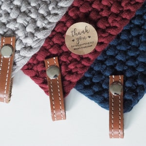 Farbenfroher trendiger Topflappen handgestrickt aus 100 % Baumwolle mit abschraubbaren Lederriemen zum Aufhängen Bild 7