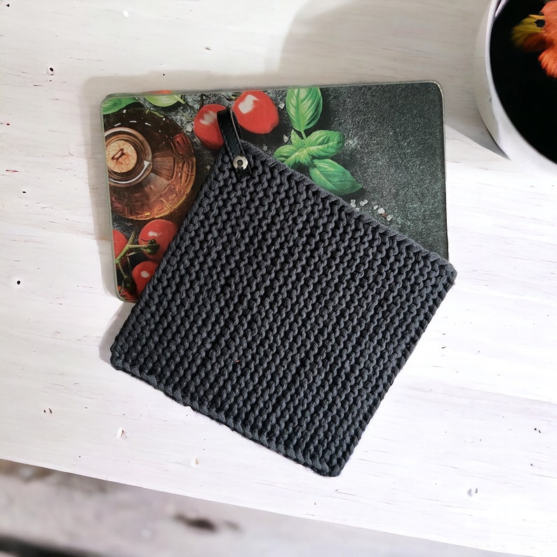 Farbenfroher trendiger Topflappen handgestrickt aus 100 % Baumwolle mit abschraubbaren schwarzen Lederriemen Bild 2