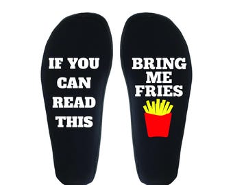 Puede incluir: Plantillas negras con texto blanco. Una plantilla dice "IF YOU CAN READ THIS" y la otra "BRING ME FRIES" con un gráfico de patatas fritas en un recipiente rojo. Las plantillas están diseñadas para usarse en zapatos.