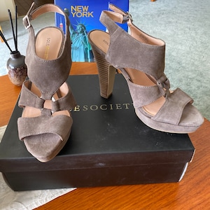 SOLE SOCIETY  &quot;Evelyn&quot;  Sandals  Suede Leather    Latte Brown colour  Size 8.5  New in Box