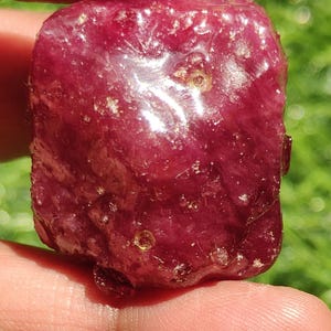 Groot formaat ruwe robijn -- Ruwe kostbare robijn ----30 x 29 x 25 MM ----297 karaat --- 1 foto's --- AAA-kwaliteit --- Sieradenmarkering...