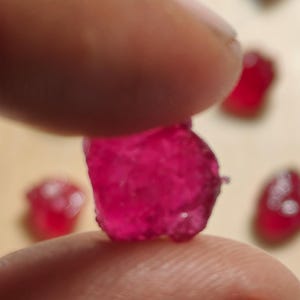Rubis rose brut AAA - Pierre précieuse de 168,5 carats (10-15 mm)
