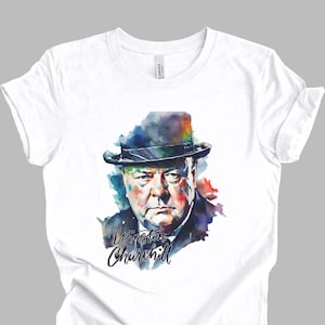 Könnte beinhalten: Weißes T-Shirt mit einem Aquarellporträt von Winston Churchill, der einen schwarzen Hut trägt. Der Hintergrund ist ein farbenfroher Aquarell-Wasch.