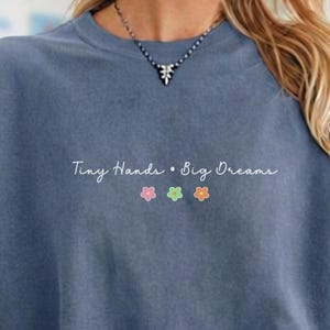 読書支援員Tシャツ、読書支援員へのギフト、小さな手と大きな夢Tシャツ、コンフォートカラーズTシャツ、パーソナライズされた教師へのギフト