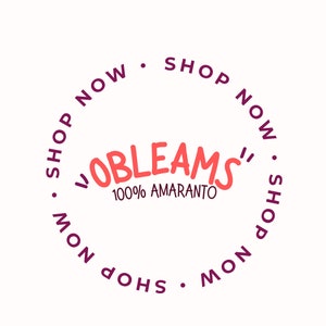 Op de afbeelding: Een roze en witte cirkel met de tekst "SHOP NOW" die herhaald wordt langs de rand. Binnen de cirkel staat de tekst "I OBLEAMS" in rood met de tekst "100% AMARANTO" eronder.