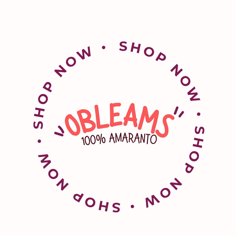 Op de afbeelding: Een roze en witte cirkel met de tekst "SHOP NOW" die herhaald wordt langs de rand. Binnen de cirkel staat de tekst "I OBLEAMS" in rood met de tekst "100% AMARANTO" eronder.