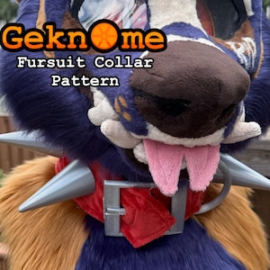 Könnte beinhalten: Nahaufnahme eines Fursuit-Kopfes mit einem Stachelhalsband. Der Kopf ist hauptsächlich blau und braun mit einer rosa Zunge. Das Halsband ist rot mit silbernen Stacheln und einer silbernen Schnalle. Der Text auf dem Bild lautet "GeknOme Fursuit Collar Pattern."
