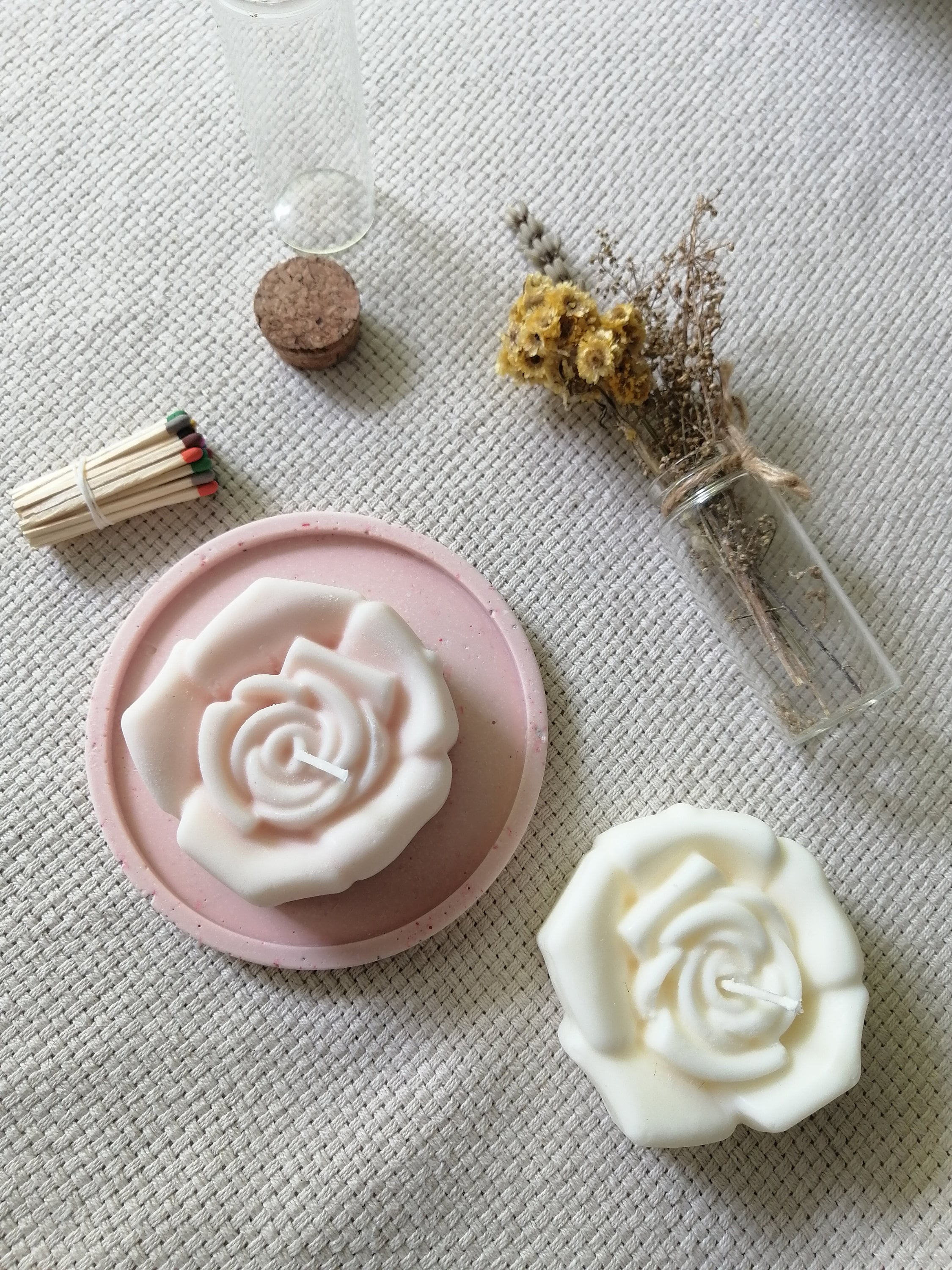 Kit Bougies Parfumées Aux Délicieux Parfums de Grasse, Bougie Vegan en Forme Roses, Accompagné d'un 