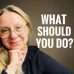 Pode incluir: Uma mulher com cabelo loiro e óculos está olhando para a câmera e sorrindo. Ela está vestindo uma camisa preta e tem a mão no queixo. O texto "WHAT SHOULD YOU DO?" está escrito em letras brancas em um fundo marrom.