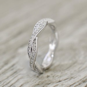 ツイストフルエタニティバンド、ラウンドモアッサナイトダイヤモンド結婚指輪、彼女への誕生日プレゼント、記念日ギフトバンド、愛のプロポーズバンド