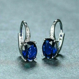 Orecchino ovale con zaffiro blu, orecchino con pietra preziosa con chiusura a leva, orecchino con pietra portafortuna in oro bianco, orecchino a cerchio, regalo di anniversario per la moglie