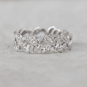 Anillo de compromiso de oro blanco macizo de 14 quilates con diamantes de moissanita de talla redonda y banda de eternidad con flor de lis, anillo único para cada ocasión
