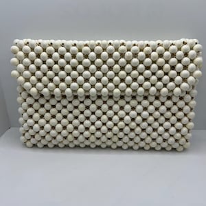 Bolso de mano vintage de madera de los años 50 con cuentas blancas. 23 x 18 cm. Con cremallera. Fabricado en Japón para Walborg.