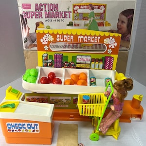 1970 年代のシアーズ アクション スーパーマーケット。すべての付属品が含まれています。農産物、果物、缶詰、お金、カート、さらには食料品の袋まで。懐かしさがいっぱいです。