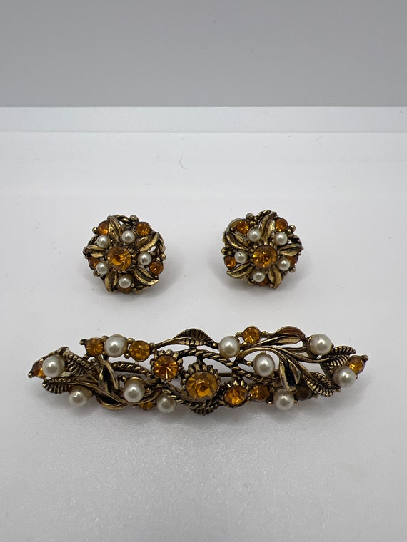 Vtg amber color rhinestones and faux pearls brooch