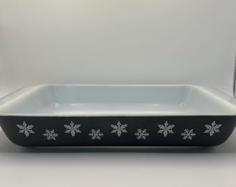 Vintage 1950s Pyrex Snowflake Casserole Dish: Black Milk Glass (1.25 Qt)