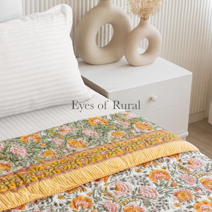 Met de hand bedrukte bloemenquilt, gebrande oranje kantha, omkeerbare Jaipuri-deken