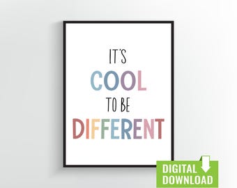 Op de afbeelding: Een printable poster met de tekst "It's cool to be different" in een regenboog van kleuren. De tekst is in een eenvoudig, modern lettertype.