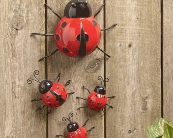 Metall-Marienkäfer-Gartendekoration mit rotem und schwarzem Fleck • Verschönern Sie Ihren Garten, Ihre Terrasse, Ihr Blumenbeet oder hängen Sie sie drinnen auf