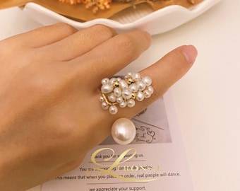 Anel statement com pérola de água doce banhada a ouro 14k, ajustável com fecho em arame.