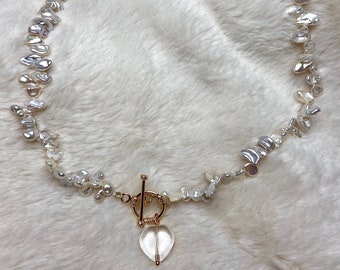 Collier pendentif perle Keshi : perle baroque, coeur en cristal, plaqué or 14 carats