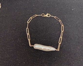 Pulseira de Pérolas Keshi: Corrente delicada banhada a ouro, joia minimalista para noivas